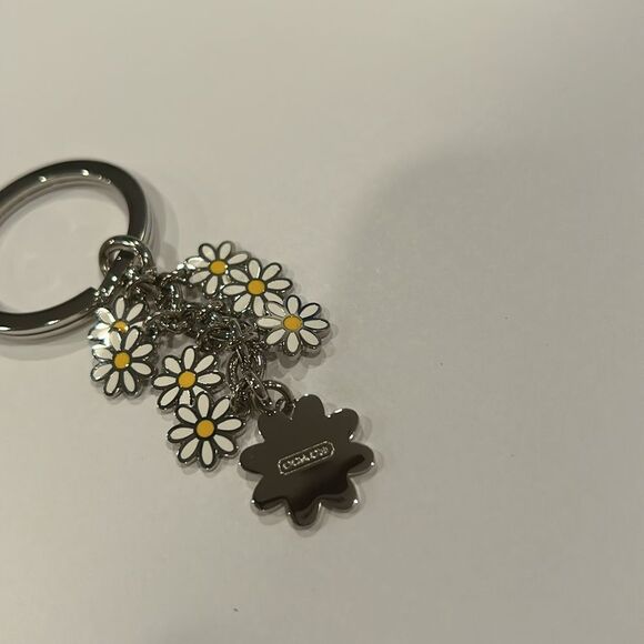 NWOT COACH Vintage White Daisy Flowers Enamel Purse Charm Keychain Fob - Picture 5 of 7
